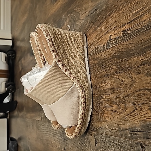 TOMS wedges - Picture 3 of 4